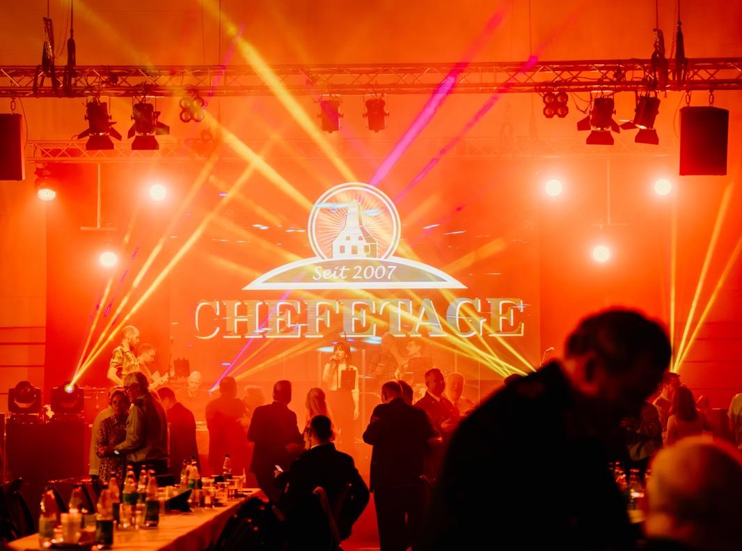 Bühne mit Logo im Licht – Abendstimmung vor dem Auftritt