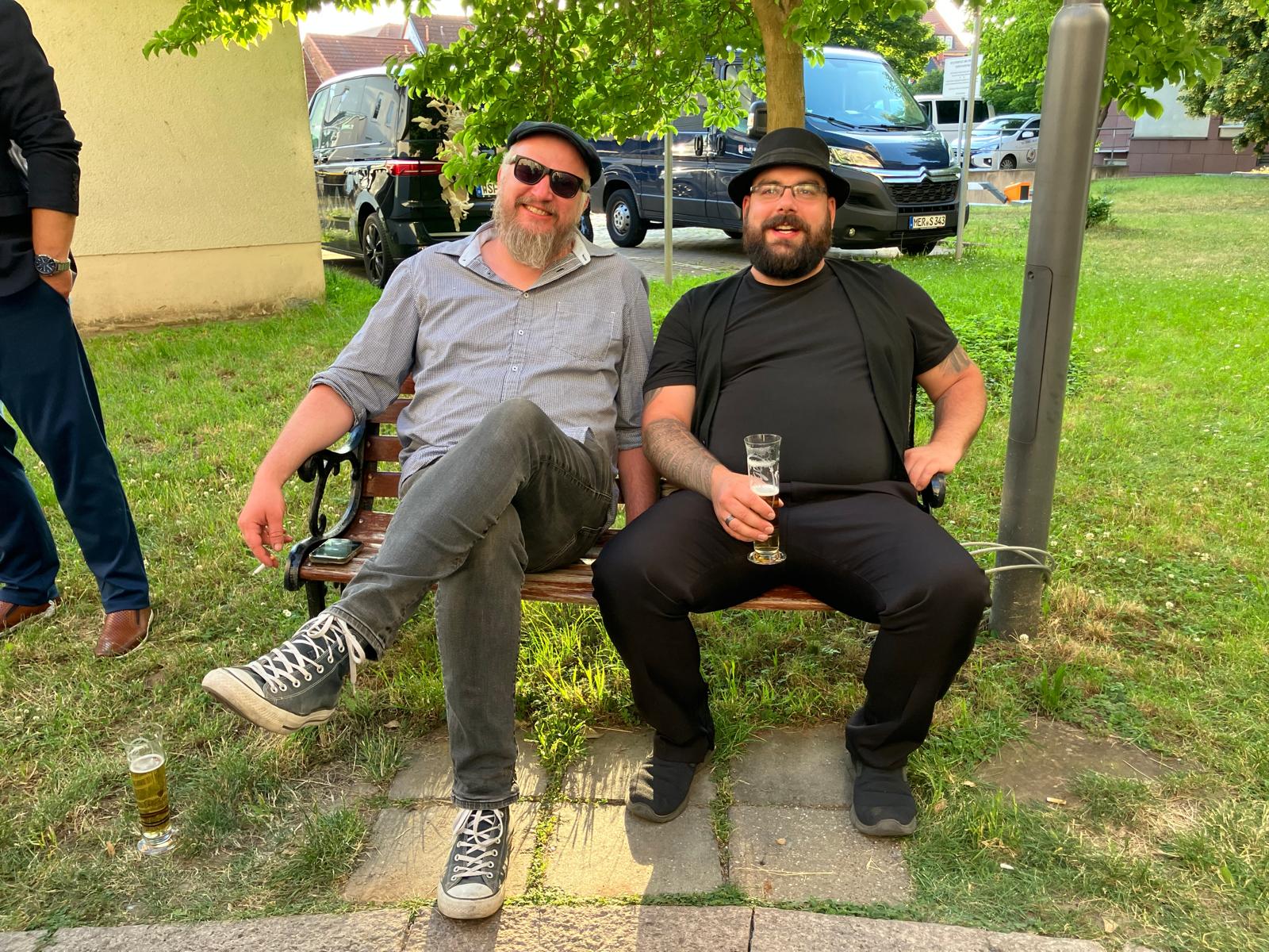 Band gemeinsam auf der Bühne – Publikum direkt davor