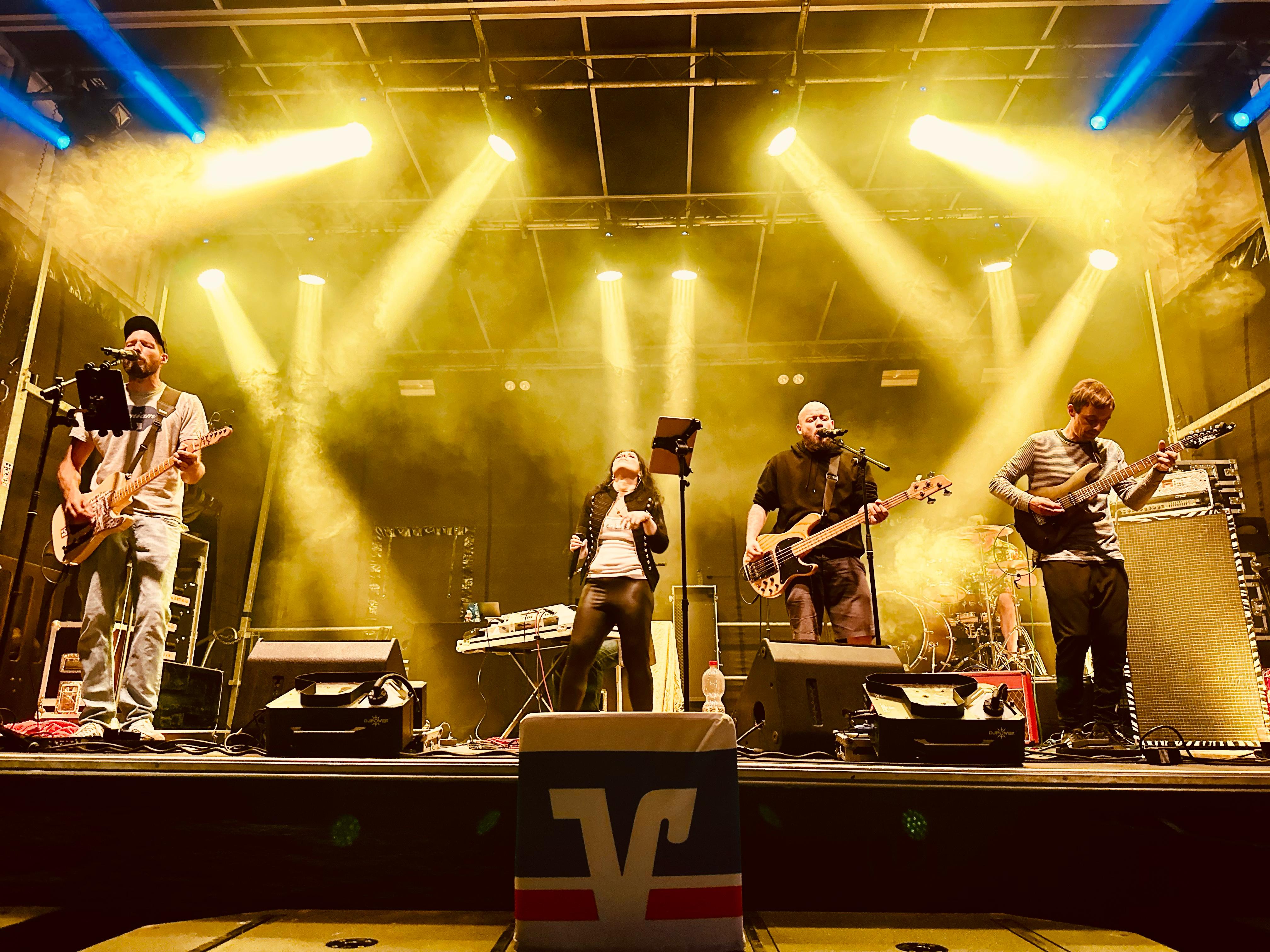 Gitarrist live auf der Bühne – konzentriert und nah am Publikum
